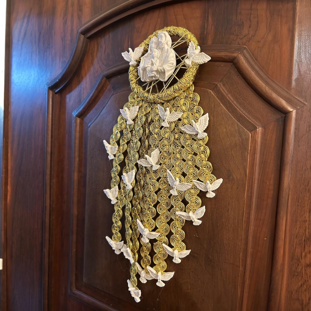 Escapulário Enfeite de Porta Espírito Santo e Sagrada Família Dourado Católico 45x27cm